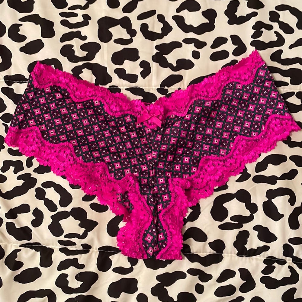 Victoria’s Secret Cheeky Panty. NWT size Large. Hot Pink Trim